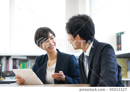 女商人在展示 tablet_1 時說話 女商人在展示 tablet_1 時說話 95013327