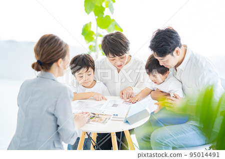 Family receiving explanation of real estate sale 95014491