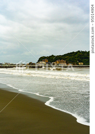 Enoshima beach in the rain 95014904