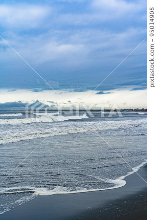 Enoshima beach in the rain 95014908