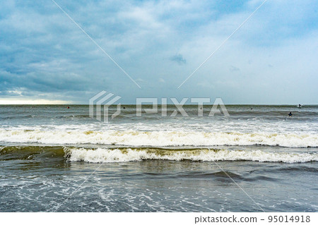 Enoshima beach in the rain 95014918