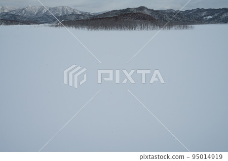 Yubari Shuparo Lake frozen in winter 95014919