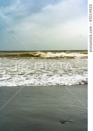 Enoshima beach in the rain 95014920