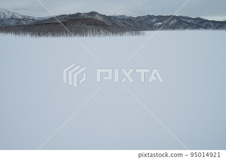 夕張舒帕羅湖在冬天結冰 95014921