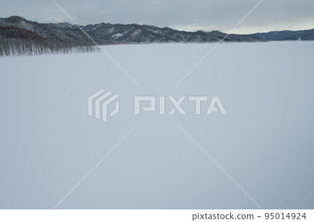 夕張舒帕羅湖在冬天結冰 95014924