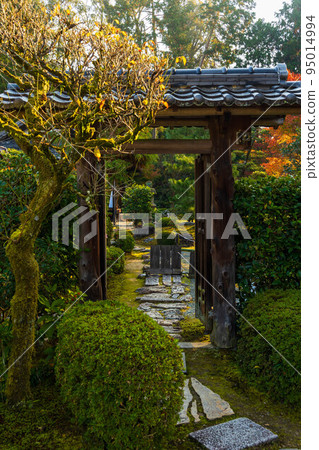 Autumn in Higashiyama, Kyoto Sokusoin Temple with colored leaves 95014994