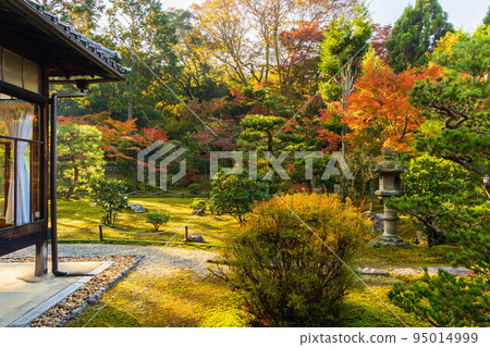 Autumn in Higashiyama, Kyoto Sokusoin Temple with colored leaves 95014999