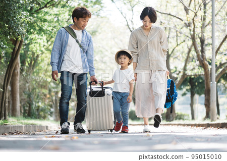 家庭旅行/拉行李箱的孩子 家庭旅行/拉行李箱的孩子 95015010