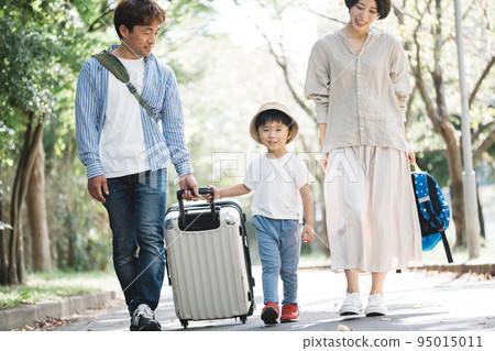 家庭旅行/拉行李箱的孩子 95015011