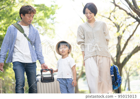 家庭旅行/拉行李箱的孩子 95015013