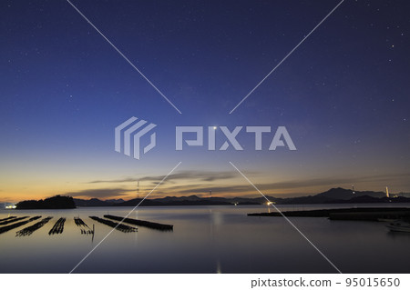 瀨戶內冬日星空：日出天空中升起的銀河與天蠍 95015650