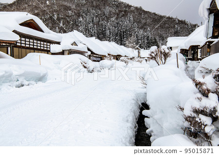 福島縣大內宿～白雪覆蓋的街景～ 95015871
