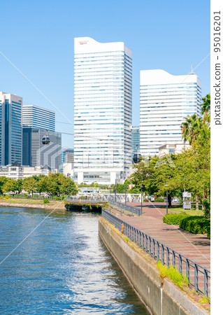 [神奈川縣]天氣晴朗的橫濱港未來 95016201
