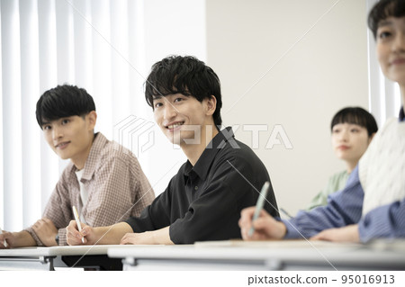 正在上課的青年男女 研討會/講座形象 95016913