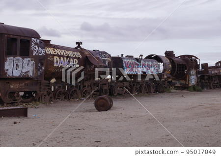 bolivia salar uyuni train graveyard bolivia salar uyuni train graveyard 95017049