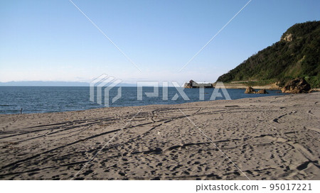 Cape Yahiko, Sea of Japan, sandy beach and blue sky 95017221