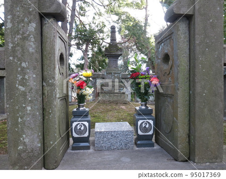Grave of Toshimoto Hino in Kuzuharaoka, Kamakura City 95017369