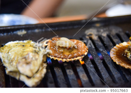 烤阿帕帕貝類配黃油和醬油 烤阿帕帕貝類配黃油和醬油 95017663