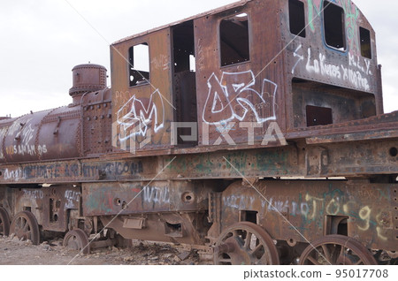 bolivia salar uyuni train graveyard bolivia salar uyuni train graveyard 95017708