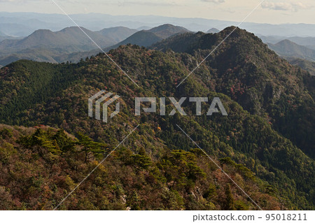 Autumn leaves of Taki mountain 95018211