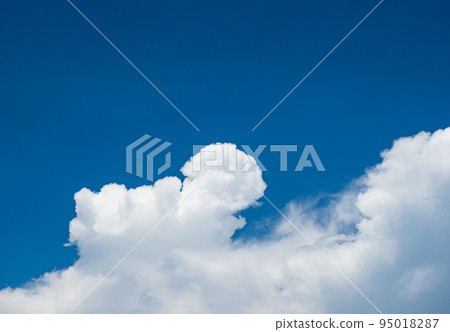 藍天白雲美麗的自然背景 95018287