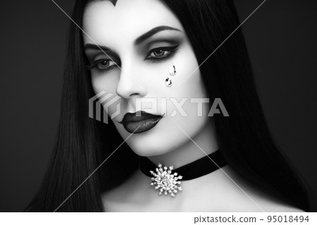 Halloween vampire woman portrait Halloween vampire woman portrait 95018494