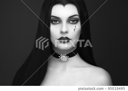 Halloween vampire woman portrait 95018495