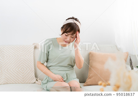 懷孕期間感覺不適的女性(頭痛) 懷孕期間感覺不適的女性(頭痛) 95018637