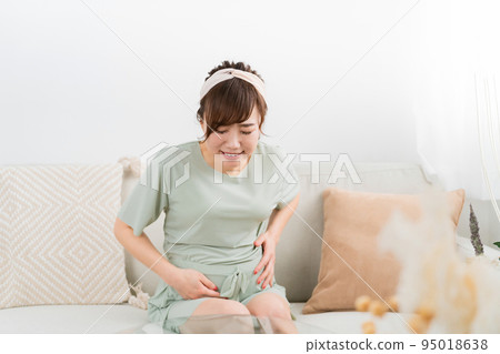 懷孕期間身體不適的女性(產痛) 懷孕期間身體不適的女性(產痛) 95018638