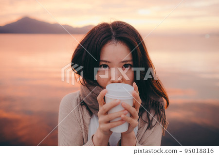 日出美麗的女人的照片 95018816