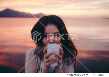 日出美麗的女人的照片 日出美麗的女人的照片 95018818