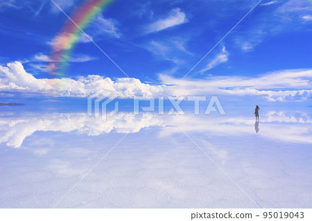 鏡湖烏尤尼鹽灘上空的彩虹 95019043