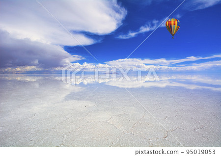 Balloons floating above Mirror Lake Uyuni 95019053