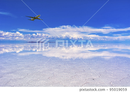 飛機飛越鏡湖烏尤尼 飛機飛越鏡湖烏尤尼 95019059