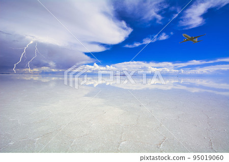 飛機飛越鏡湖烏尤尼 95019060