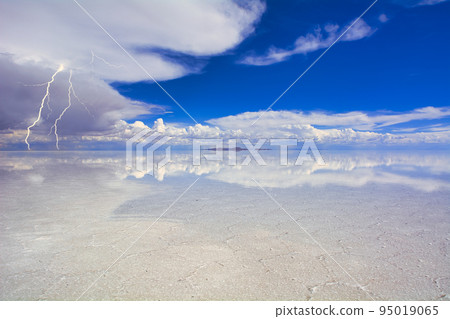 鏡湖烏尤尼鹽湖的壯麗景色 95019065