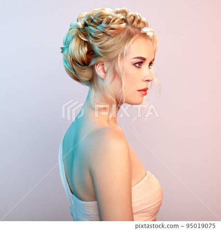 Blonde girl with long and shiny curly hair 95019075