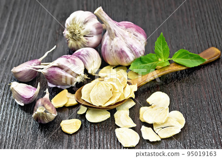 Garlic dried in spoon on dark board Garlic dried in spoon on dark board 95019163