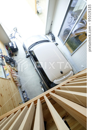 An overhead view of a house with a garage 95019185