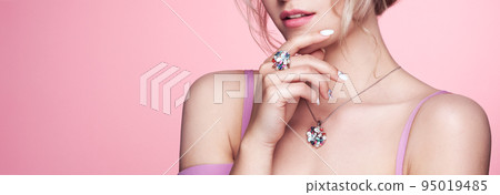 Beauty woman with perfect makeup 95019485