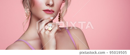 Beauty woman with perfect makeup 95019505