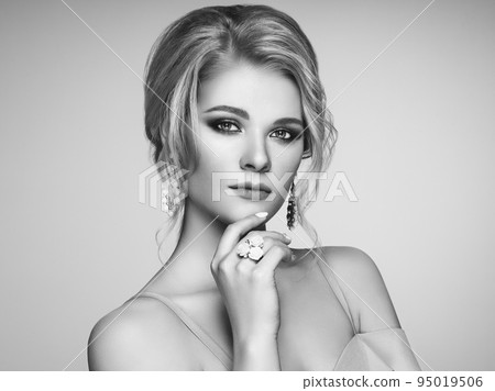 Portrait Beautiful Woman with Jewelry 95019506