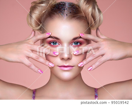 Blonde girl with elegant and shiny hairstyle Blonde girl with elegant and shiny hairstyle 95019542
