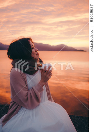 日出美麗的女人的照片 95019687