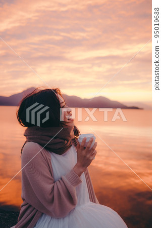 日出美麗的女人的照片 95019688