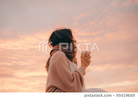 日出美麗的女人的照片 95019689