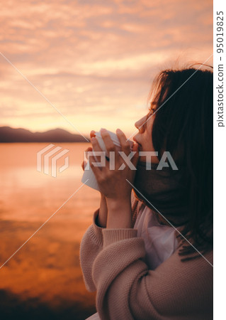 Photo of a woman with a beautiful sunrise Photo of a woman with a beautiful sunrise 95019825
