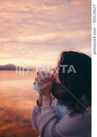 日出美麗的女人的照片 95019827