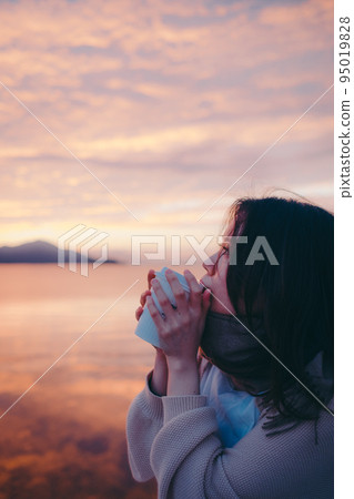 Photo of a woman with a beautiful sunrise 95019828