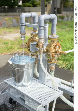 使用應急水箱進行培訓 使用應急水箱進行培訓 95019860
